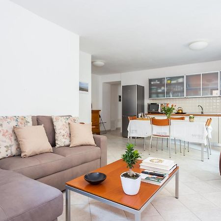 Spacious 3-Bedroom Apartment With Courtyard In Tempio Pausania - Perfect For Families Экстерьер фото