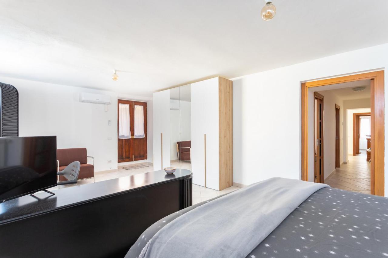 Spacious 3-Bedroom Apartment With Courtyard In Tempio Pausania - Perfect For Families Экстерьер фото