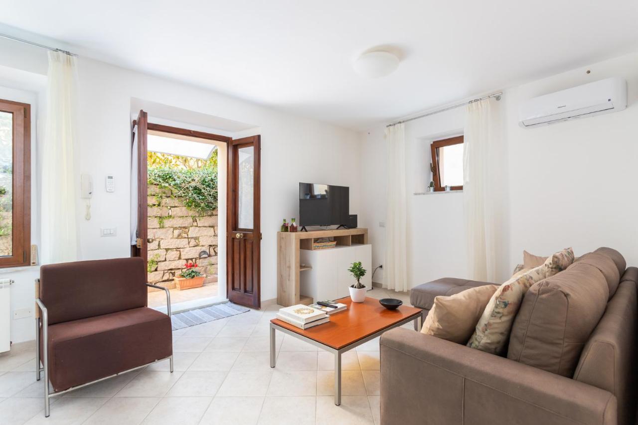 Spacious 3-Bedroom Apartment With Courtyard In Tempio Pausania - Perfect For Families Экстерьер фото